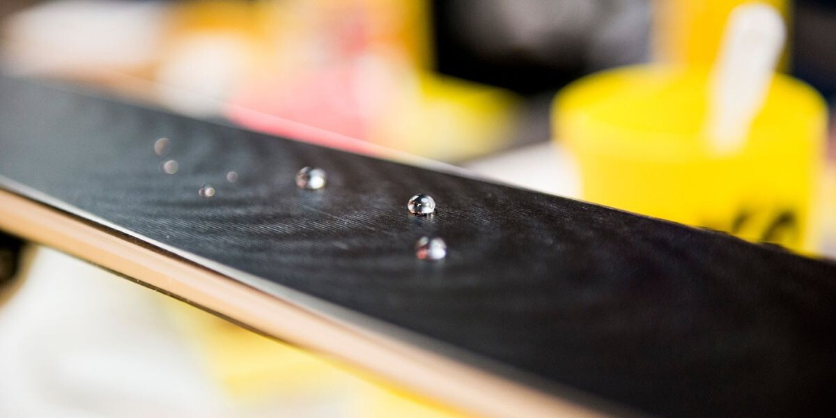 Skibelag nach dem Wachsen mit Wachssprays