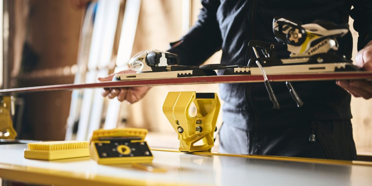 Skiwachswerkstatt mit TOKO Produkten - Ski mit der Belagsseite nach unten einspannen
