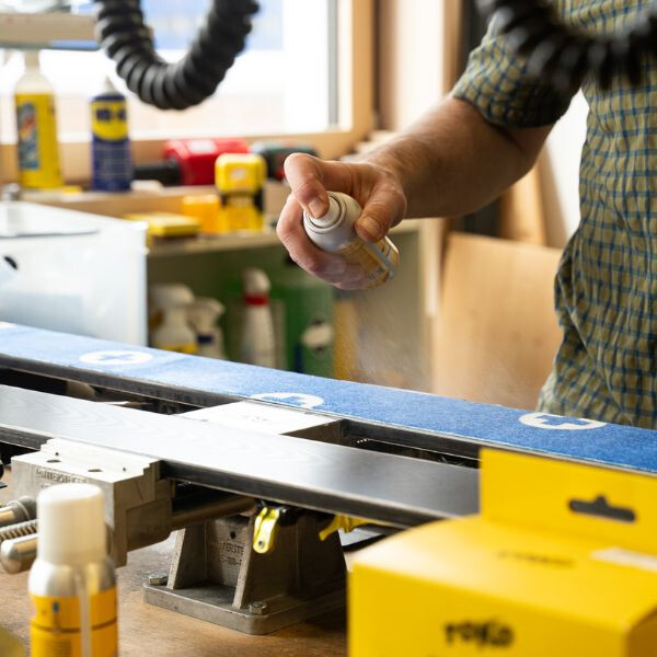 So wird das Wachsspray aufgetragen durch einen TOKO Wachs Experten